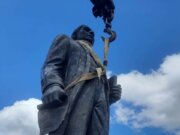 Lista la estatua de Benito Juárez en la entrada a Nacajuca