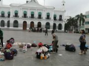 Migrantes pasan la noche apostados en Plaza de Armas, piden ayuda al gobierno para llegar a la frontera norte