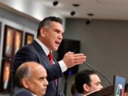 «Si le hacen falta huevos yo se los presto»: Alito Moreno a Máynez