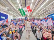 Xóchitl exige bandera en el zócalo