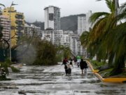 Huracán ‘John’ pone en alerta a Acapulco a casi un año del paso de ‘Otis’