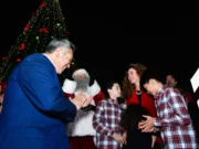 Alejandro Moreno enciende el árbol monumental de navidad en el PRI
