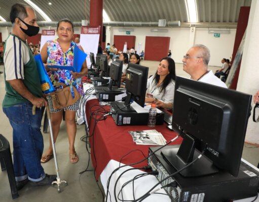 Entregan primeras tarjetas de la pensión universal para personas con discapacidad en Tabasco