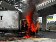 Normalistas lanzan petardos, queman camión y tiran puerta del Campo Militar 1, en protesta a casi 11 años del caso Ayotzinapa