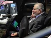 Captan a Adán López viendo partido de la Champions durante comparecencia del Secretario de Hacienda