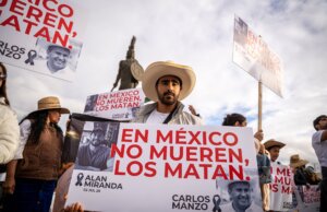 Democracia bajo fuego