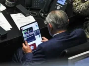 ¡Otra vez! Captan a Adán Augusto leyendo noticias deportivas en el Senado