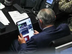 ¡Otra vez! Captan a Adán Augusto leyendo noticias deportivas en el Senado