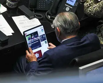 ¡Otra vez! Captan a Adán Augusto leyendo noticias deportivas en el Senado