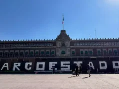 Pintan “Narcoestado” en Palacio Nacional y exhiben Top Ten de “Narcopolíticos”