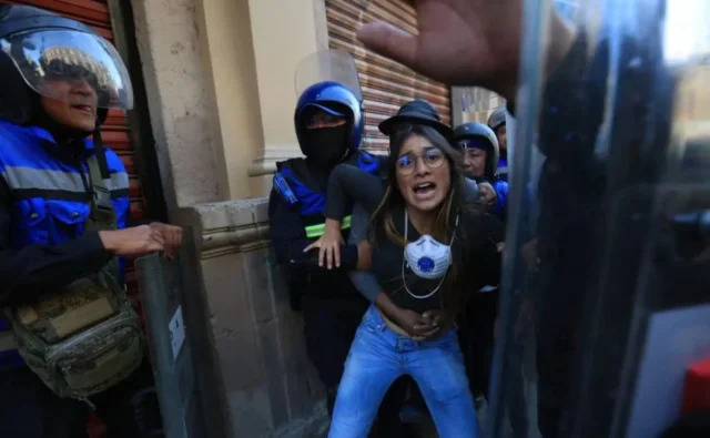 Golpean-a-detenidos-en-la-marcha-5