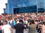 Huelga en puerta en Pemex; incumple pagos por renta de autobuses para traslado de personal