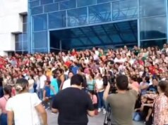 Huelga en puerta en Pemex; incumple pagos por renta de autobuses para traslado de personal