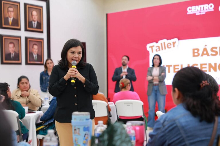 Fortalece Yolanda Osuna emprendimientos de Mujeres al Centro con Taller de Inteligencia Artificial