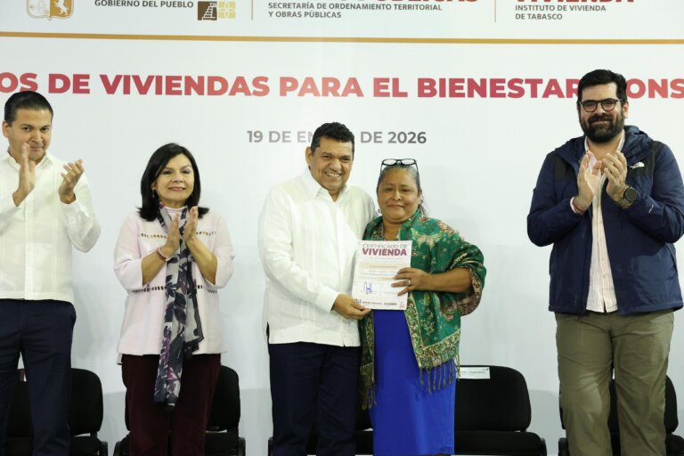 Entrega Gobernador Javier May primeros 100 certificados de Viviendas del Bienestar del 2026 en Centro