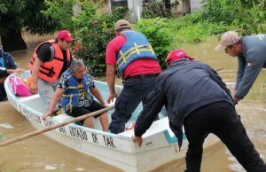 Frente frío No.30 provoca inundaciones en Teapa; autoridades atienden a familias afectadas
