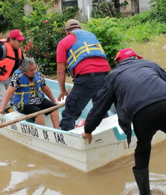 Frente frío No.30 provoca inundaciones en Teapa; autoridades atienden a familias afectadas