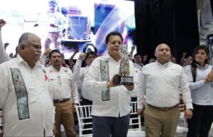 Ricardo Aldana recibe premio mientras petroleros cuestionan su defensa del Anexo 16