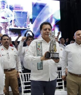 Ricardo Aldana recibe premio mientras petroleros cuestionan su defensa del Anexo 16