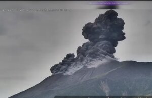 Hace erupción volcán Kanlaon en Filipinas