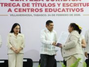 Gobierno de Javier May dota de certeza jurídica a más de 400 centros escolares