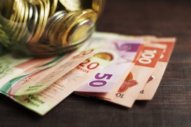 monedas-y-billetes-mexicanos-de-alto-angulo-1080x720