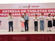 Javier May entrega mil 755 tabletas a estudiantes de Jalpa de Méndez