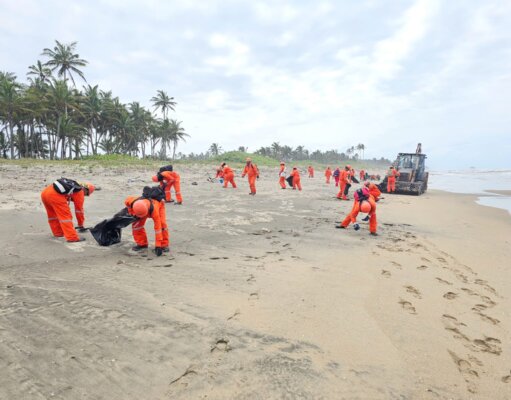 Verifican avances en la limpieza de playas tras arribo de hidrocarburo en Cárdenas
