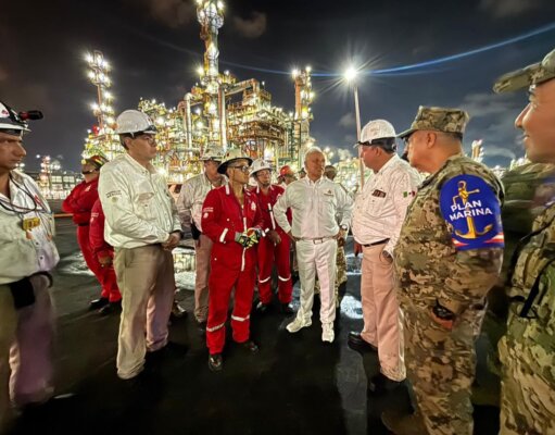 Reporta Pemex un bombero intoxicado tras incendio en refinería de Dos Bocas