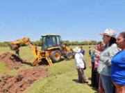 Ponen en marcha construcción de jagüeyes en los Aztlanes con maquinaria llevada a través del río Grijalva