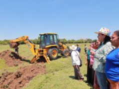 Ponen en marcha construcción de jagüeyes en los Aztlanes con maquinaria llevada a través del río Grijalva