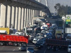 Transportistas y campesinos realizan paro nacional con bloqueos en carreteras