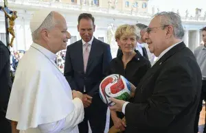 Recibe el Papa balón del Mundial
