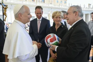 Recibe el Papa balón del Mundial