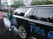 Embiste Cuauhtémoc a manifestantes, le pintan camioneta