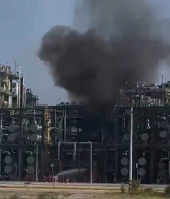 Fuga de crudo provoca conato de incendio en la Refinería Olmeca; Pemex reporta operación normal