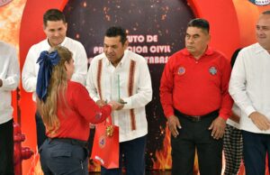 Gobierno de Tabasco reconoce compromiso de los bomberos en su día