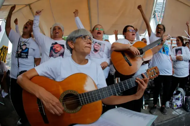 Madres-buscadoras-cantan-su-desgracia-1