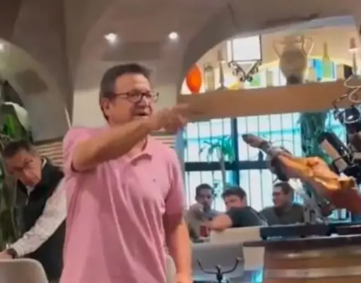 Sacan a hermano de AMLO de restaurante de Veracruz