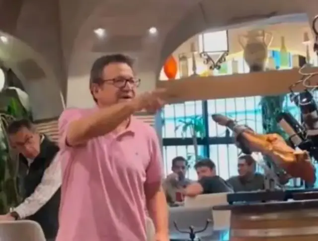Sacan-a-hermano-de-AMLO-de-restaurante-1