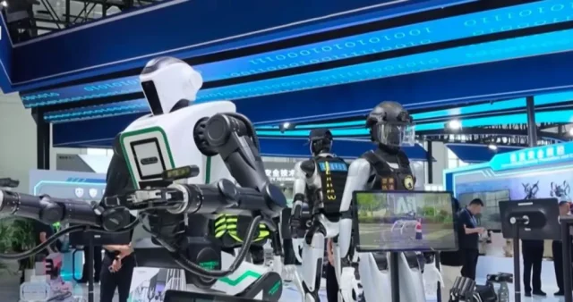 China-presenta-robots-policiales-y-perros-patrulla