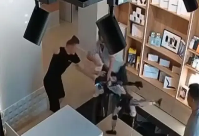 Robot-ataca-a-cliente-en-una-tienda-de-Rusia